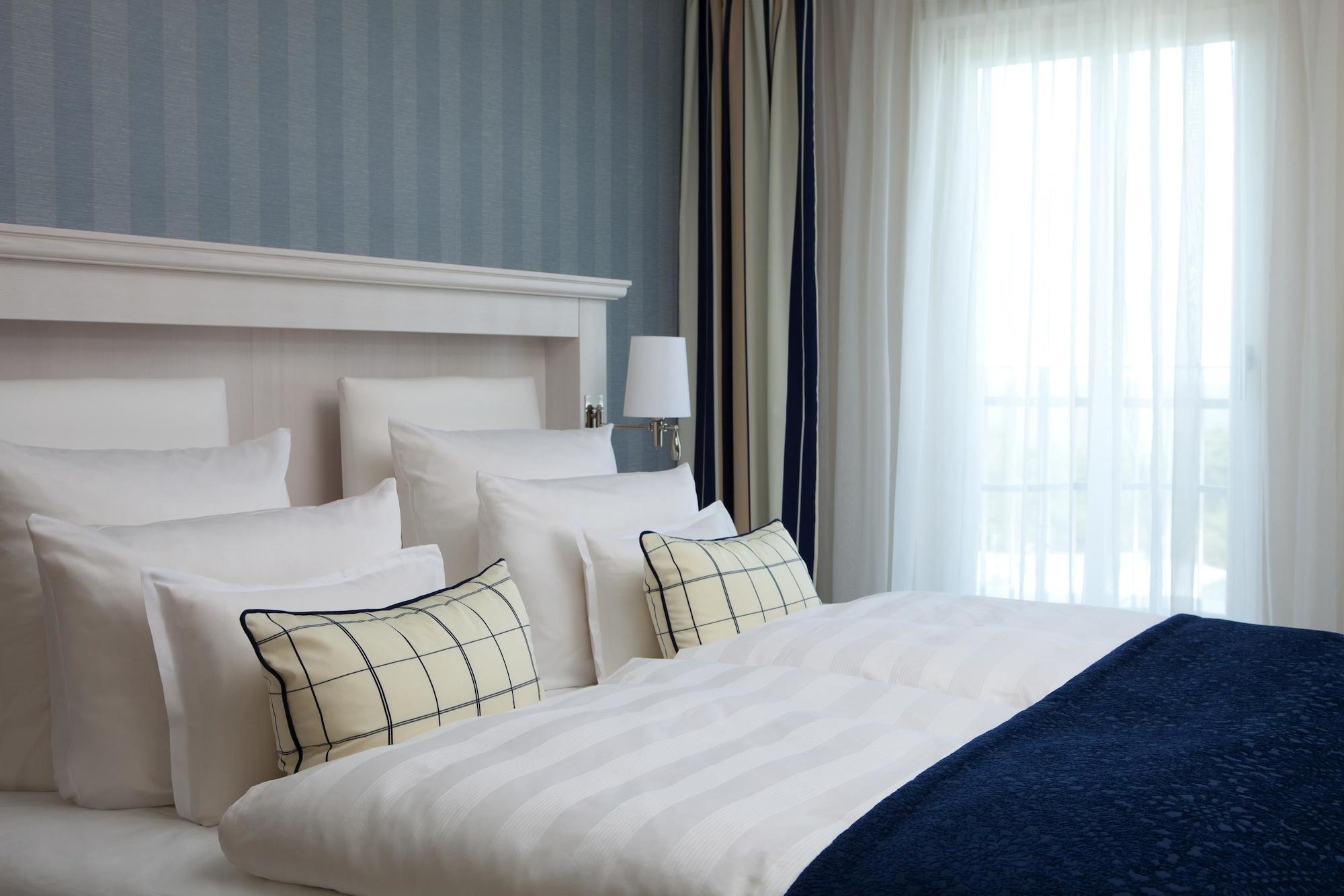 Steigenberger Grandhotel & Spa Heringsdorf Exteriér fotografie A bed with a bed runner