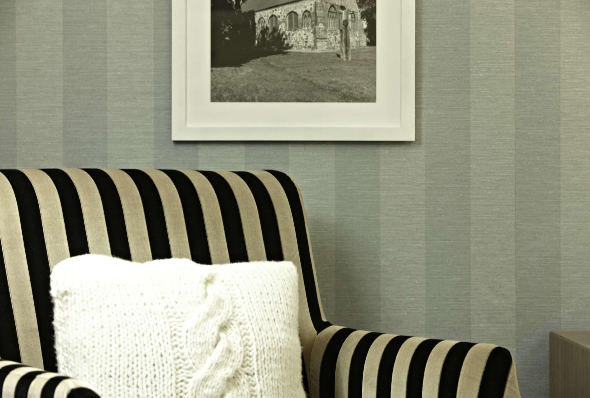 Steigenberger Grandhotel & Spa Heringsdorf Exteriér fotografie A chair with striped upholstery