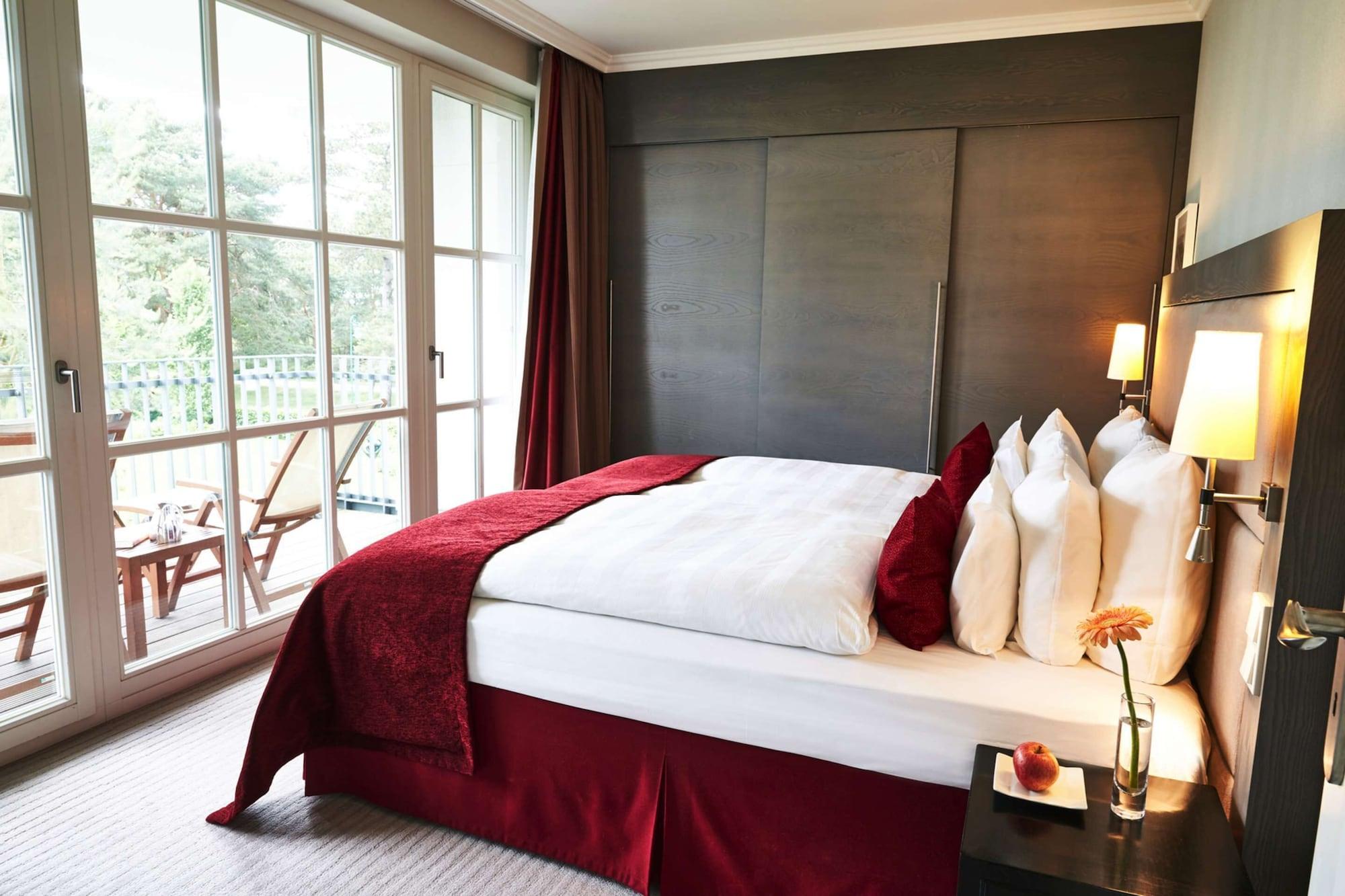 Steigenberger Grandhotel & Spa Heringsdorf Exteriér fotografie A bed with a bed skirt