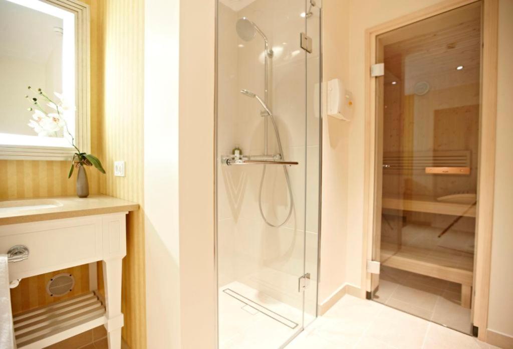 Steigenberger Grandhotel & Spa Heringsdorf Exteriér fotografie A shower enclosure