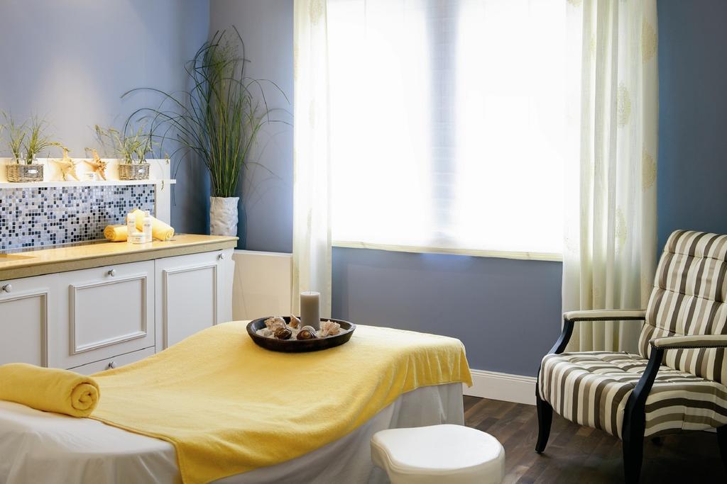 Steigenberger Grandhotel & Spa Heringsdorf Exteriér fotografie A room with a blue wall
