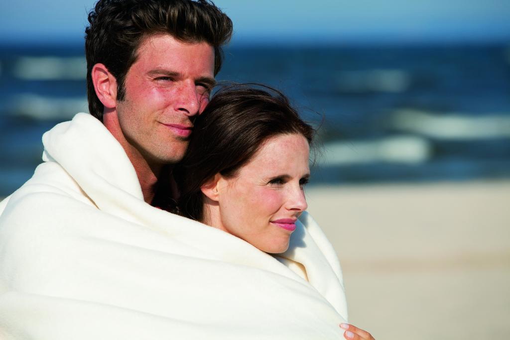 Steigenberger Grandhotel & Spa Heringsdorf Exteriér fotografie A couple wrapped in a blanket