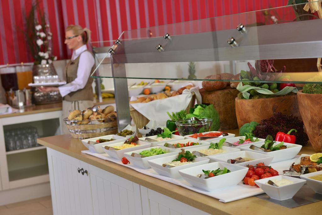 Steigenberger Grandhotel & Spa Heringsdorf Exteriér fotografie A salad bar