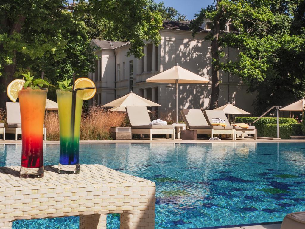 Steigenberger Grandhotel & Spa Heringsdorf Exteriér fotografie The swimming pool at the hotel